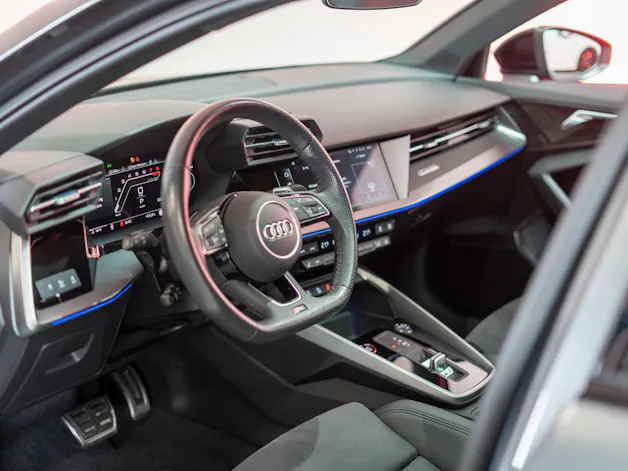 AUDI RS3 Limousine 2.5 TFSI quattro S-Tronic / Panorama-Glasdach / Performance-Abgasanlage / Massage-Sitz