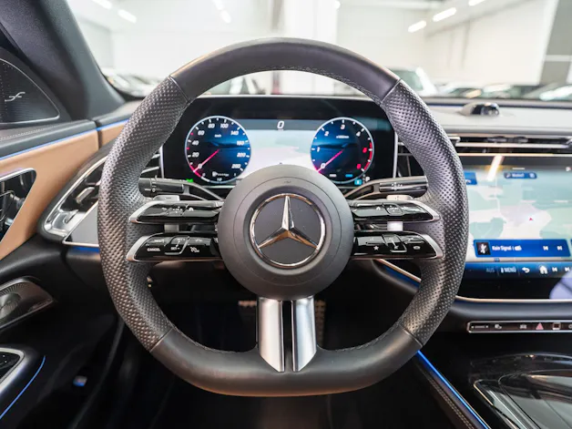 MERCEDES-BENZ E 450 d AMG Line 4matic / Hyperscreen / Panorama / 360°Kamera