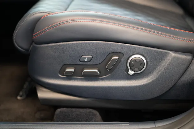 Genesis GV70 2.5T Sport / Panorama-Glasdach / Massage-Sitze / 360°Kamera
