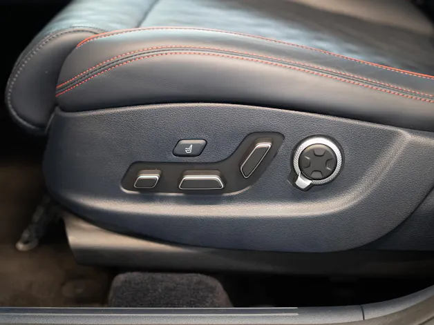 Genesis GV70 2.5T Sport / Panorama-Glasdach / Massage-Sitze / 360°Kamera