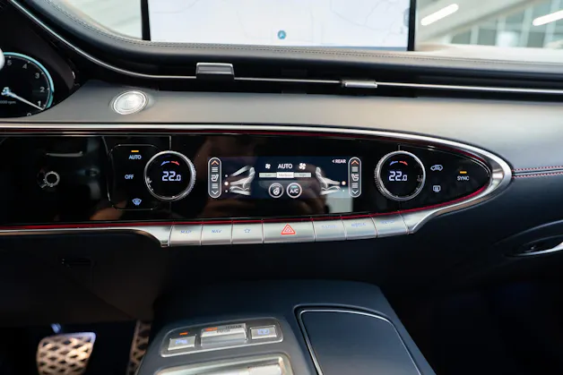 Genesis GV70 2.5T Sport / Panorama-Glasdach / Massage-Sitze / 360°Kamera