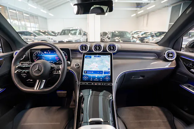 MERCEDES-BENZ GLC 300 d AMG Line 4matic / Rückfahrkamera / el.Sitze / Ambientebeleuchtung