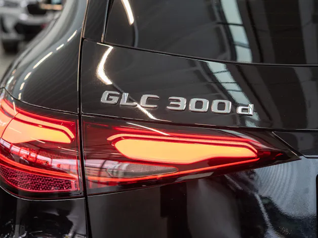 MERCEDES-BENZ GLC 300 d AMG Line 4matic / Rückfahrkamera / el.Sitze / Ambientebeleuchtung