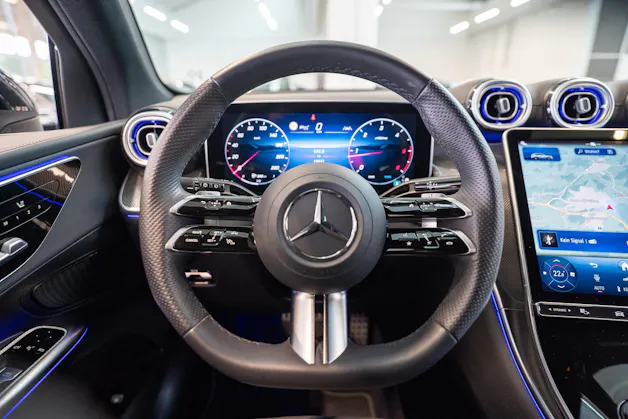 MERCEDES-BENZ GLC 300 d AMG Line 4matic / Rückfahrkamera / el.Sitze / Ambientebeleuchtung