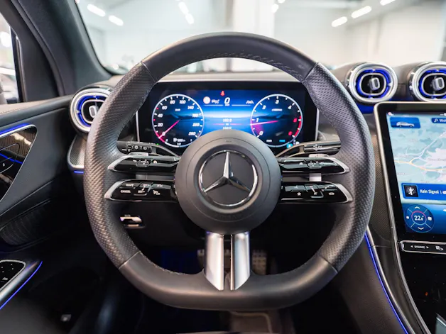 MERCEDES-BENZ GLC 300 d AMG Line 4matic / Rückfahrkamera / el.Sitze / Ambientebeleuchtung