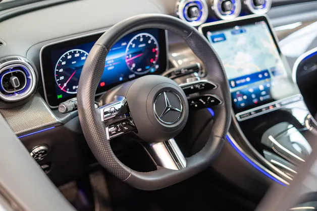 MERCEDES-BENZ GLC 300 d AMG Line 4matic / Rückfahrkamera / el.Sitze / Ambientebeleuchtung