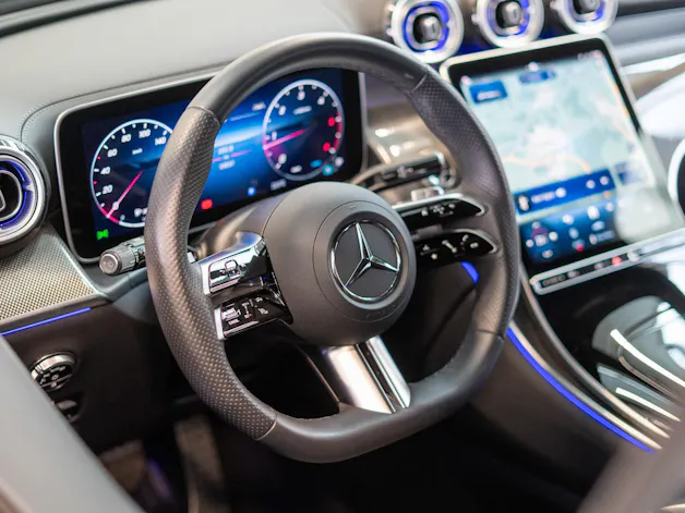 MERCEDES-BENZ GLC 300 d AMG Line 4matic / Rückfahrkamera / el.Sitze / Ambientebeleuchtung