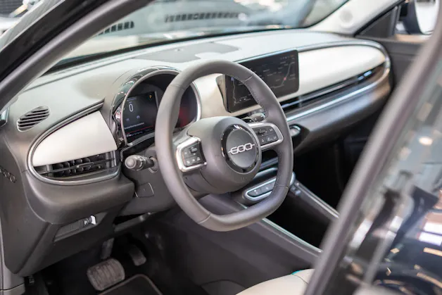 FIAT 600 1.2 Hybrid La Prima / Leder Sitze / Navi