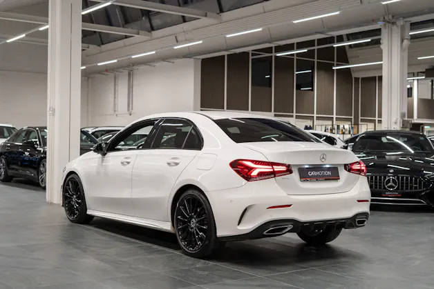 MERCEDES-BENZ A 180 d AMG Line Limousine / Rückfahrkamera / Ambientebeleuchtung / Sitzheizung