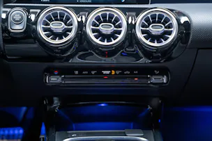 MERCEDES-BENZ A 180 d AMG Line Limousine / Rückfahrkamera / Ambientebeleuchtung / Sitzheizung
