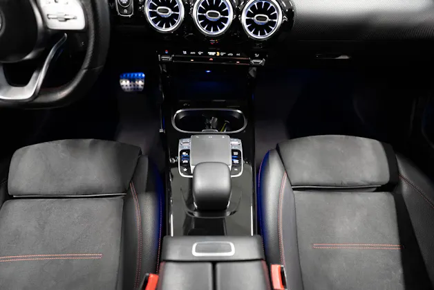 MERCEDES-BENZ A 180 d AMG Line Limousine / Rückfahrkamera / Ambientebeleuchtung / Sitzheizung