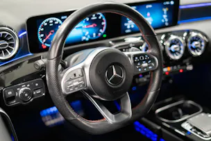 MERCEDES-BENZ A 180 d AMG Line Limousine / Rückfahrkamera / Ambientebeleuchtung / Sitzheizung