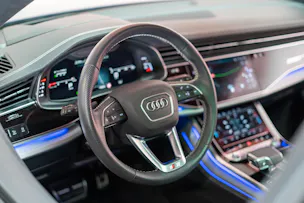 AUDI Q8 SUV 3.0 50 TDI quattro T-Tronic / S-Line / Panorama / 360°Kamera / Audi-Exclusive