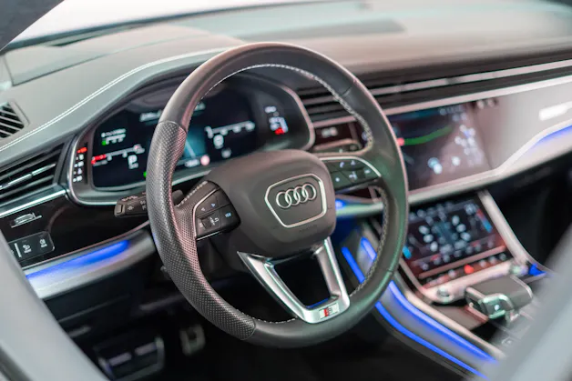 AUDI Q8 SUV 3.0 50 TDI quattro T-Tronic / S-Line / Panorama / 360°Kamera / Audi-Exclusive
