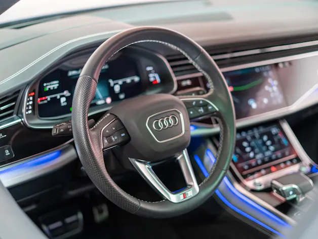 AUDI Q8 SUV 3.0 50 TDI quattro T-Tronic / S-Line / Panorama / 360°Kamera / Audi-Exclusive