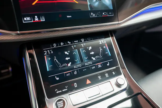 AUDI Q8 SUV 3.0 50 TDI quattro T-Tronic / S-Line / Panorama / 360°Kamera / Audi-Exclusive
