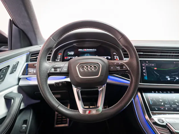 AUDI Q8 SUV 3.0 50 TDI quattro T-Tronic / S-Line / Panorama / 360°Kamera / Audi-Exclusive