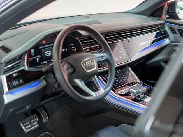 AUDI Q8 SUV 3.0 50 TDI quattro T-Tronic / S-Line / Panorama / 360°Kamera / Audi-Exclusive