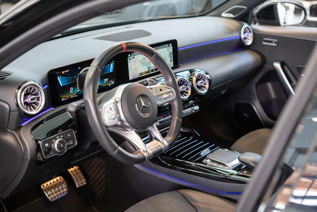 MERCEDES-BENZ A 35 AMG 4matic Limousine / Panorama-Schiebedach / Burmester / Ambiente-Beleuchtung