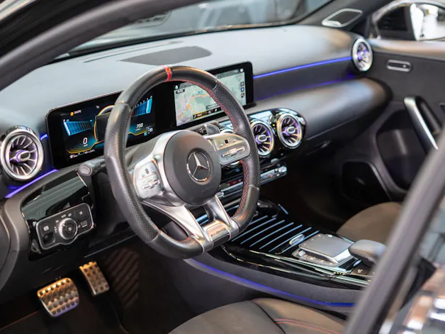 MERCEDES-BENZ A 35 AMG 4matic Limousine / Panorama-Schiebedach / Burmester / Ambiente-Beleuchtung