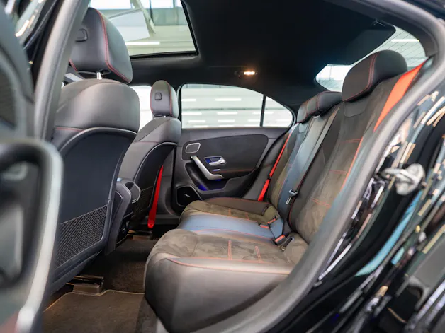 MERCEDES-BENZ A 35 AMG 4matic Limousine / Panorama-Schiebedach / Burmester / Ambiente-Beleuchtung