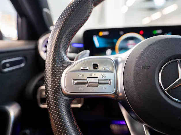 MERCEDES-BENZ A 35 AMG 4matic Limousine / Panorama-Schiebedach / Burmester / Ambiente-Beleuchtung