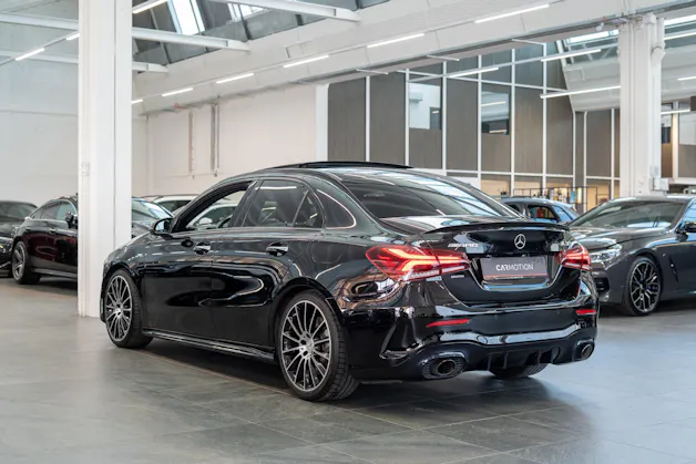 MERCEDES-BENZ A 35 AMG 4matic Limousine / Panorama-Schiebedach / Burmester / Ambiente-Beleuchtung