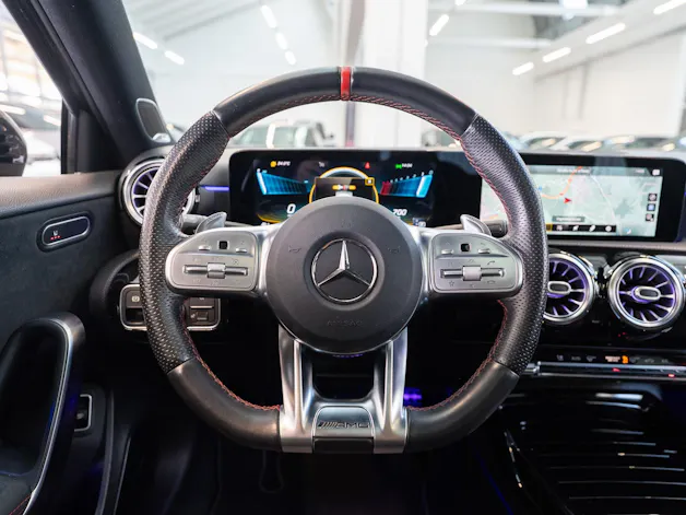 MERCEDES-BENZ A 35 AMG 4matic Limousine / Panorama-Schiebedach / Burmester / Ambiente-Beleuchtung