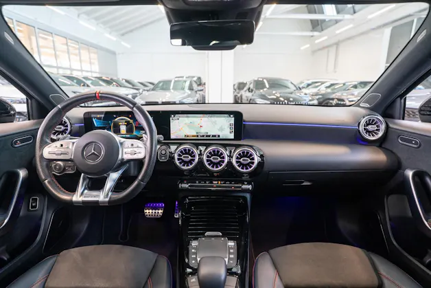 MERCEDES-BENZ A 35 AMG 4matic Limousine / Panorama-Schiebedach / Burmester / Ambiente-Beleuchtung