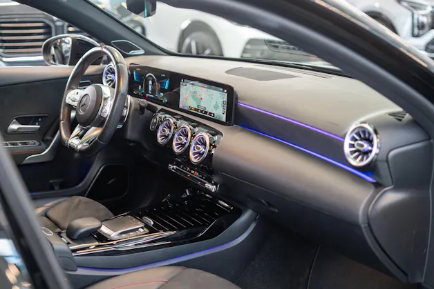 MERCEDES-BENZ A 35 AMG 4matic Limousine / Panorama-Schiebedach / Burmester / Ambiente-Beleuchtung