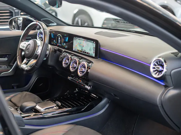 MERCEDES-BENZ A 35 AMG 4matic Limousine / Panorama-Schiebedach / Burmester / Ambiente-Beleuchtung