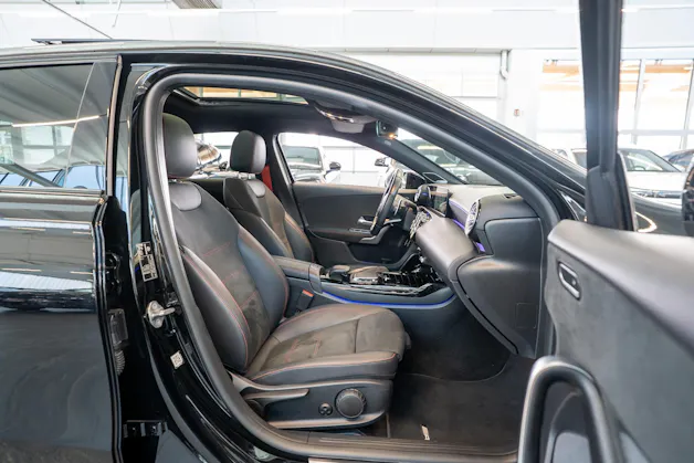 MERCEDES-BENZ A 35 AMG 4matic Limousine / Panorama-Schiebedach / Burmester / Ambiente-Beleuchtung