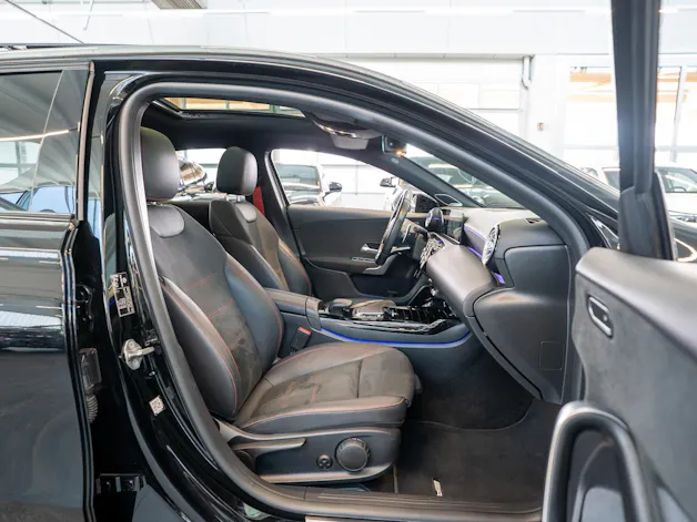 MERCEDES-BENZ A 35 AMG 4matic Limousine / Panorama-Schiebedach / Burmester / Ambiente-Beleuchtung