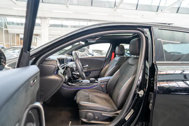 MERCEDES-BENZ A 35 AMG 4matic Limousine / Panorama-Schiebedach / Burmester / Ambiente-Beleuchtung