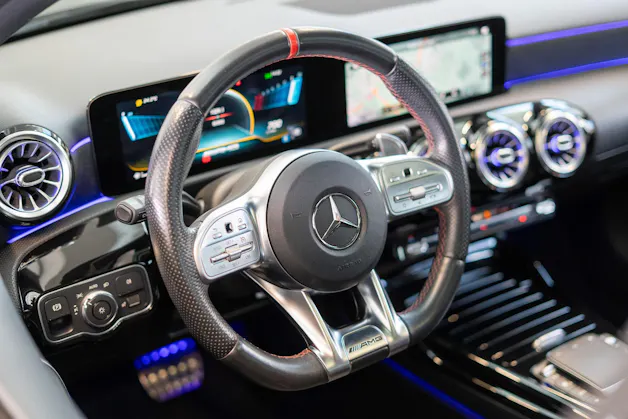 MERCEDES-BENZ A 35 AMG 4matic Limousine / Panorama-Schiebedach / Burmester / Ambiente-Beleuchtung