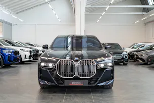 BMW 740d xDrive / Theatre Screen / 360° Kamera / Bowers & Wilinks / Head-Up Display