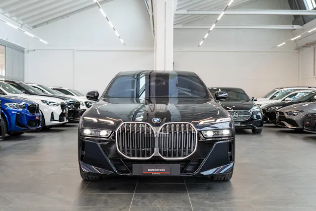 BMW 740d xDrive / Theatre Screen / 360° Kamera / Bowers & Wilinks / Head-Up Display