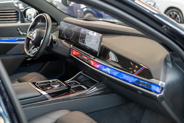 BMW 740d xDrive / Theatre Screen / 360° Kamera / Bowers & Wilinks / Head-Up Display