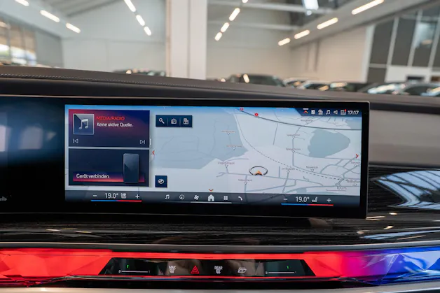 BMW 740d xDrive / Theatre Screen / 360° Kamera / Bowers & Wilinks / Head-Up Display