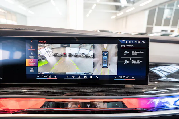 BMW 740d xDrive / Theatre Screen / 360° Kamera / Bowers & Wilinks / Head-Up Display