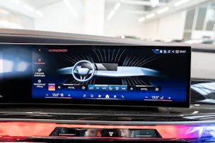 BMW 740d xDrive / Theatre Screen / 360° Kamera / Bowers & Wilinks / Head-Up Display