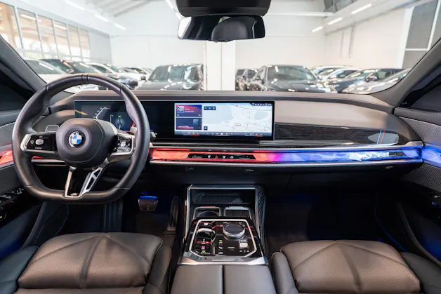 BMW 740d xDrive / Theatre Screen / 360° Kamera / Bowers & Wilinks / Head-Up Display
