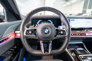 BMW 740d xDrive / Theatre Screen / 360° Kamera / Bowers & Wilinks / Head-Up Display
