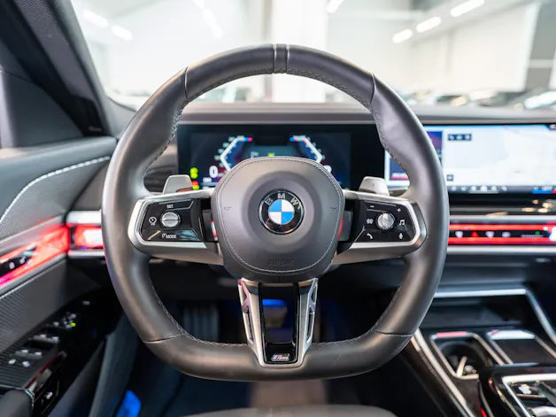 BMW 740d xDrive / Theatre Screen / 360° Kamera / Bowers & Wilinks / Head-Up Display