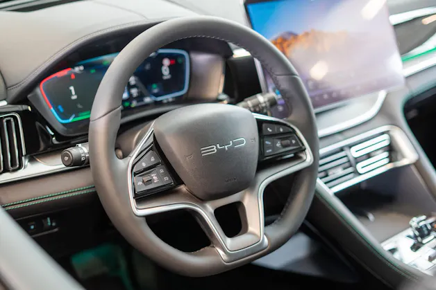 BYD Seal U DM-i Design AWD / Panorama / Head-Up Display / 360 Kamera