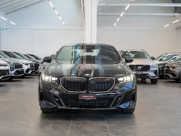 BMW 520i M Sport / Iconic Glow / 4-Zonen Klima / Harman Kardon / Sitzheizung & Lüftung