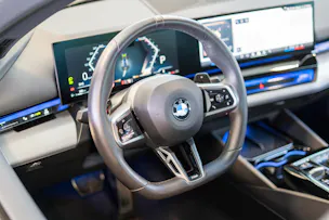 BMW 520i M Sport / Iconic Glow / 4-Zonen Klima / Harman Kardon / Sitzheizung & Lüftung