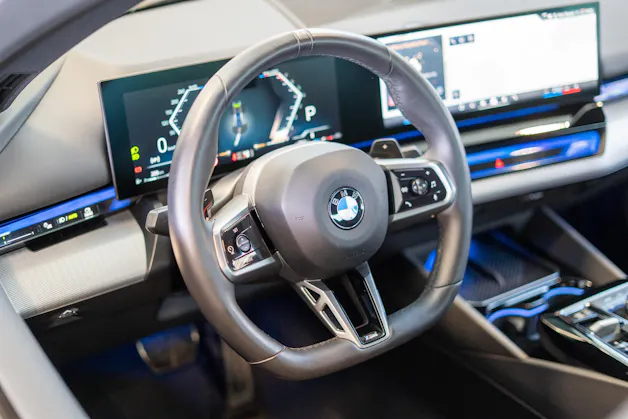 BMW 520i M Sport / Iconic Glow / 4-Zonen Klima / Harman Kardon / Sitzheizung & Lüftung