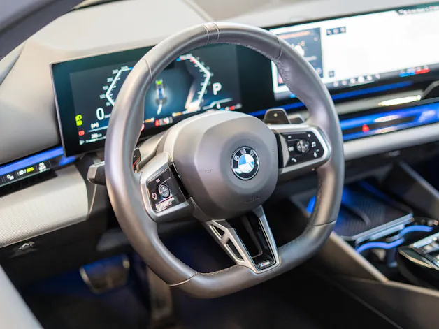 BMW 520i M Sport / Iconic Glow / 4-Zonen Klima / Harman Kardon / Sitzheizung & Lüftung