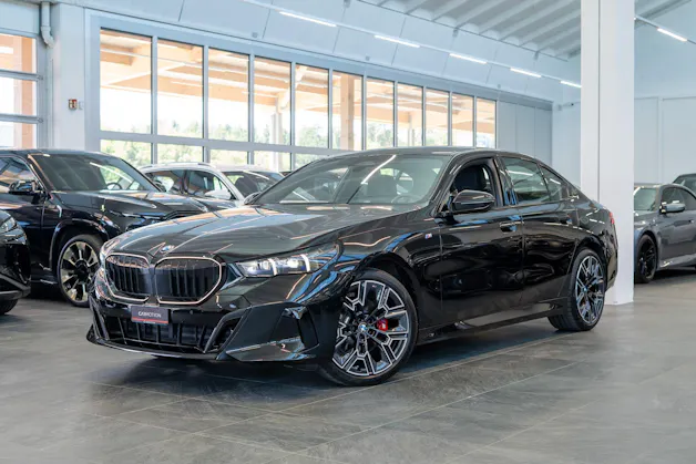 BMW 520i M Sport / Iconic Glow / 4-Zonen Klima / Harman Kardon / Sitzheizung & Lüftung